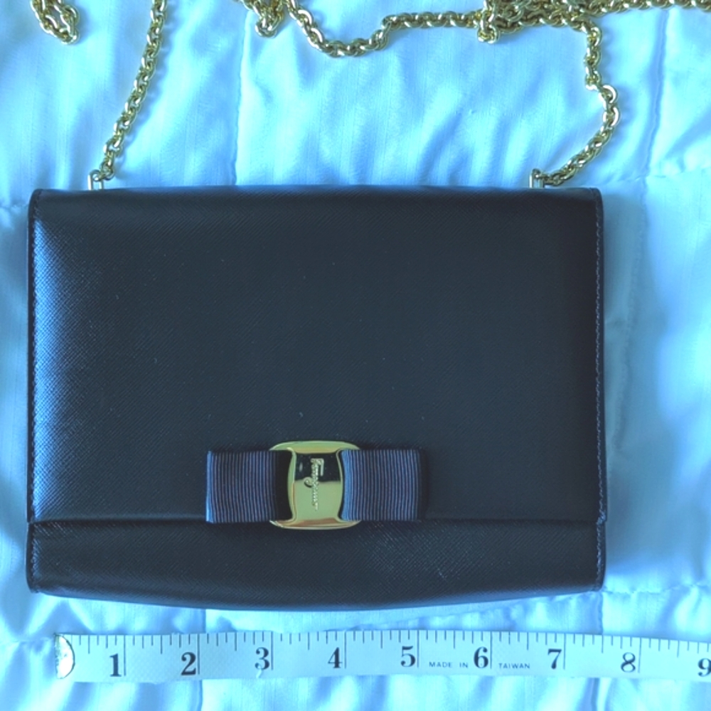 Salvatore Ferragamo AU-22/B558 authentic black leather crossbody bag